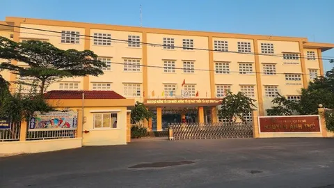 Tạm dừng đến trường 7 ngày với học sinh xô xát bạn ở Trường THCS Nguyễn Ảnh Thủ (quận 12)