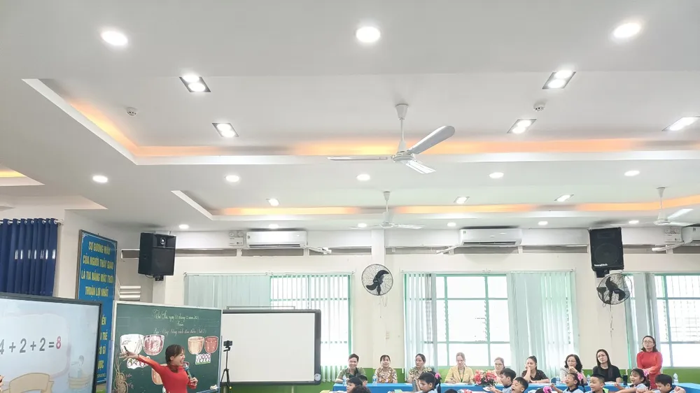 Phụ huynh hào hứng vào lớp "học" cùng con
