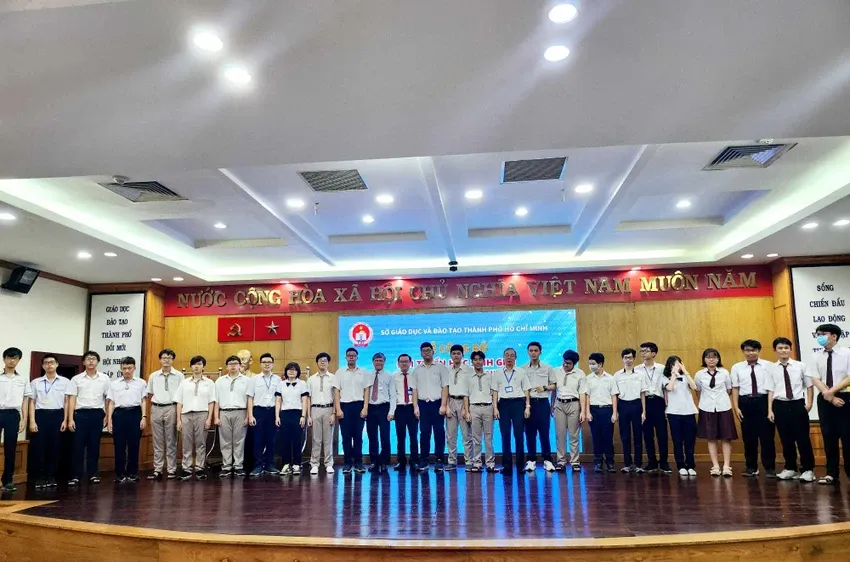 Lễ ra quân đội tuyển tham dự kỳ thi học sinh giỏi quốc gia cấp THPT năm học 2025-2026