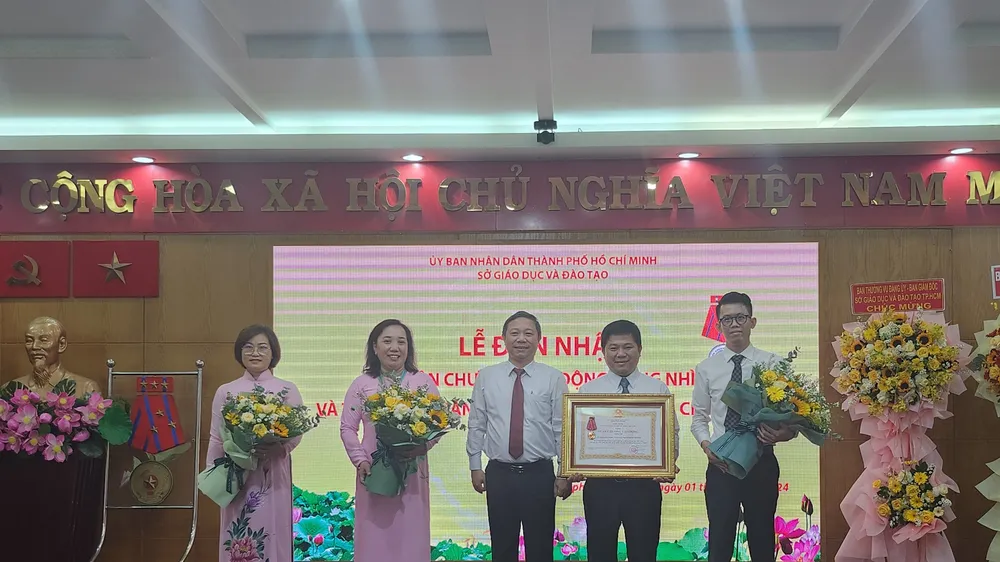 Văn phòng Sở GD-ĐT TPHCM nhận Huân chương Lao động hạng Nhì do Chủ tịch nước trao tặng