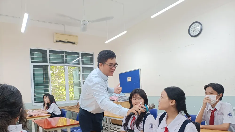 Giáo viên Trường THPT Lê Quý Đôn (quận 3, TPHCM) hướng dẫn học sinh lớp 9 tìm hiểu môi trường học tập ở cấp THPT