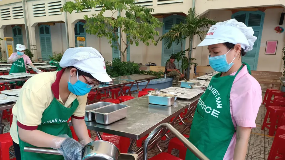 TPHCM: Đề xuất tiếp tục vận hành căn tin, bãi giữ xe, bếp ăn trường học