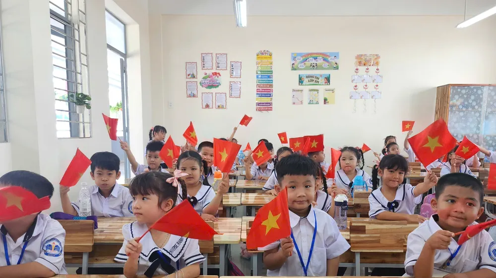 Học sinh Trường Tiểu học Trần Quốc Toản (quận 12, TPHCM) trong niềm vui chào đón năm học mới