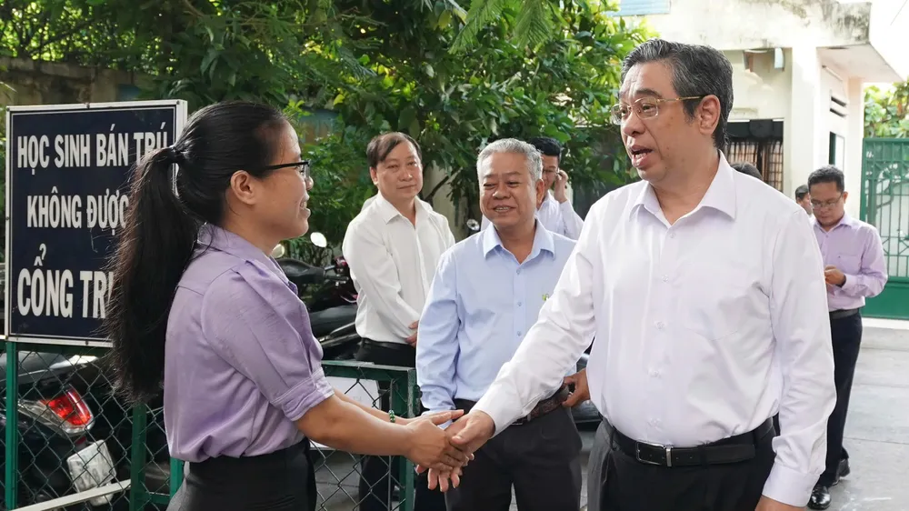 Phó Bí thư Thành ủy TPHCM Nguyễn Phước Lộc động viên Trường Tiểu học Lý Nhơn sau sự cố tốc mái