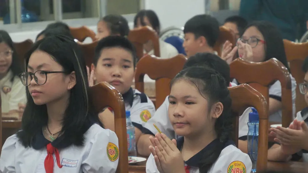 Hơn 1.000 học sinh tham quan doanh trại chiến sĩ bộ đội