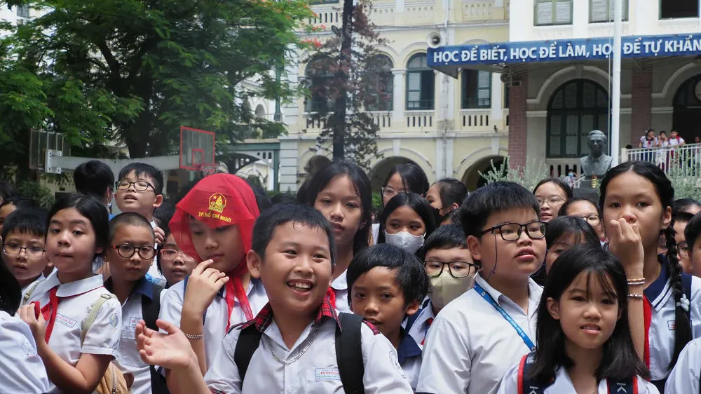 Thí sinh phấn khởi sau khi kết thúc giờ làm bài khảo sát