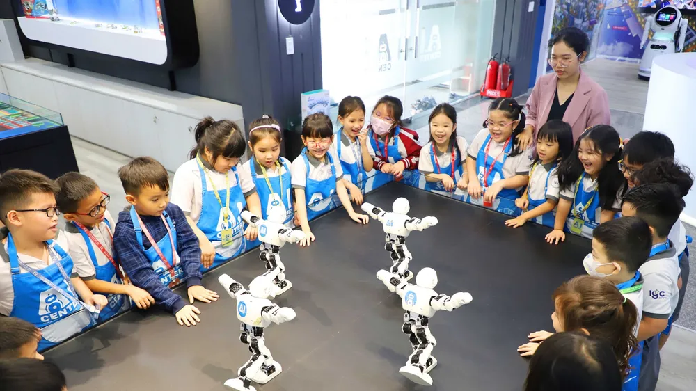 Học sinh tiểu học tham quan mô hình robot tại Trung tâm Giáo dục và Đào tạo trí tuệ nhân tạo của ĐHQG TPHCM