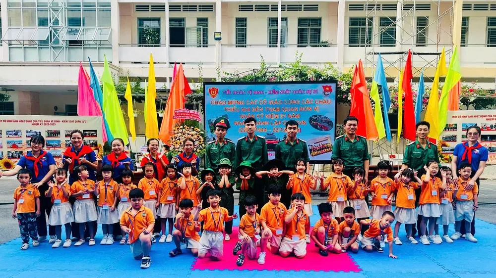 Học sinh Trường Mầm non Hoa Lư (phường Sài Gòn) tham gia hoạt động kỷ niệm Ngày thành lập Quân đội nhân dân Việt Nam