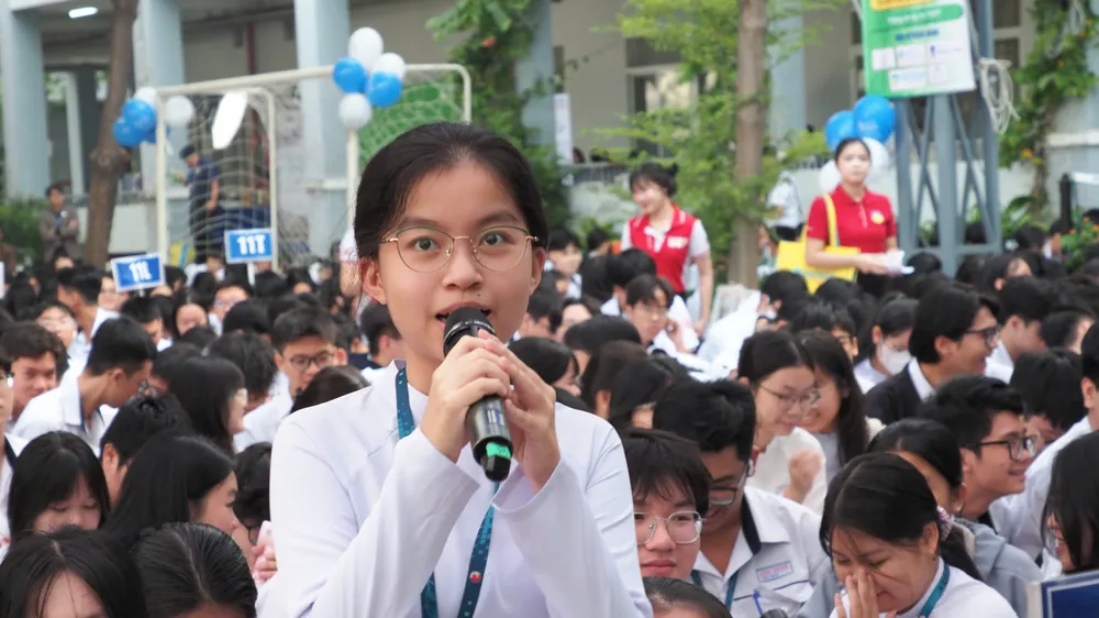 Học sinh Trường THPT Gia Định đặt câu hỏi tại chương trình tư vấn tuyển sinh