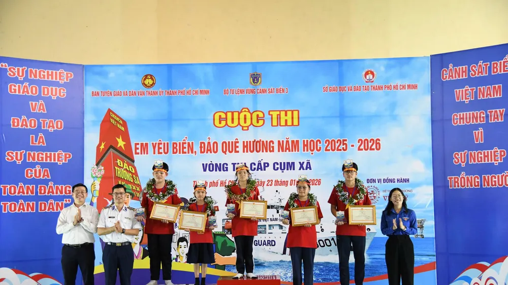 Trao giải cho các thí sinh có thành tích cao nhất của phần thi trực tiếp, vòng thi cấp cụm xã Cuộc thi “Em yêu biển, đảo quê hương” năm học 2025-2026