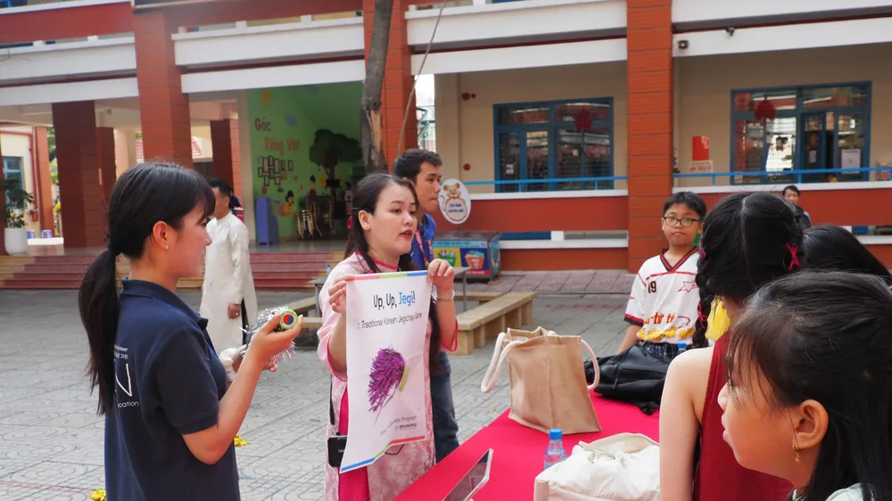 Học sinh Trường Tiểu học Lê Đức Thọ (phường An Hội Đông, TPHCM_ giao lưu với đoàn sinh viên sư phạm Hàn Quốc trong năm học 2025-2026
