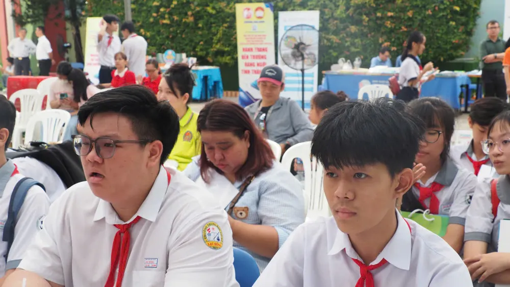 Học sinh lớp 9 tham gia ngày hội tư vấn tuyển sinh do UBND phường Hòa Hưng tổ chức. Ảnh minh họa