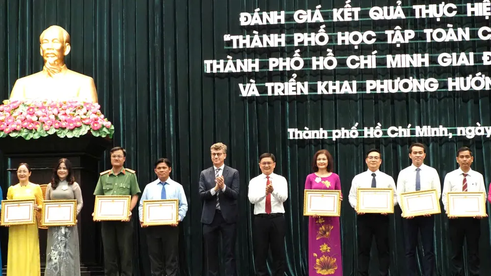 Các cá nhân nhận bằng khen của Chủ tịch UBND TPHCM do có thành tích xuất sắc trong công tác xây dựng Thành phố học tập toàn cầu UNESCO trên địa bàn TPHCM năm 2025