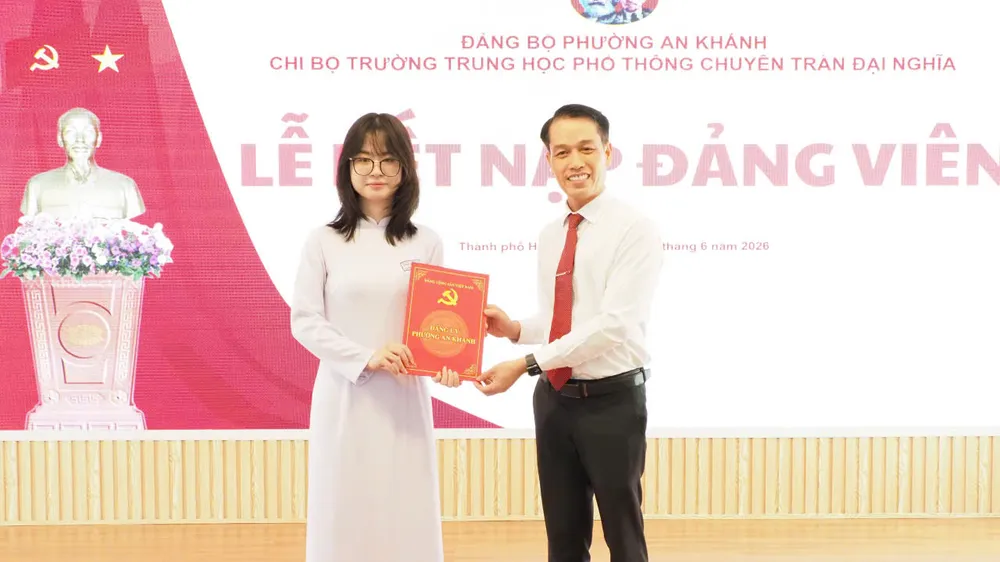 Thầy Nguyễn Minh, Bí thư chi bộ, Hiệu trưởng Trường THPT chuyên Trần Đại Nghĩa trao quyết định kết nạp Đảng viên mới cho học sinh Nguyễn Lê Phương Anh