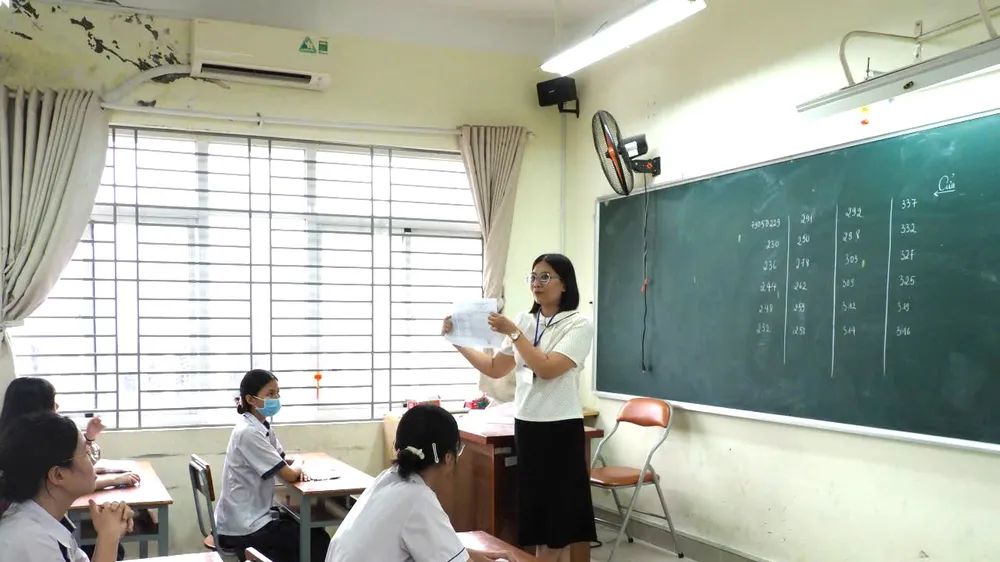 Cán bộ coi thi sinh hoạt quy chế thi tại điểm thi THPT Gia Định. Ảnh: THU TÂM