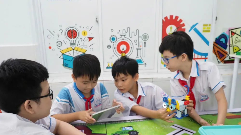 Học sinh Trường Tiểu học Nguyễn Huệ (phường Bến Thành, TPHCM) tham gia hoạt động giáo dục STEM. Ảnh minh họa