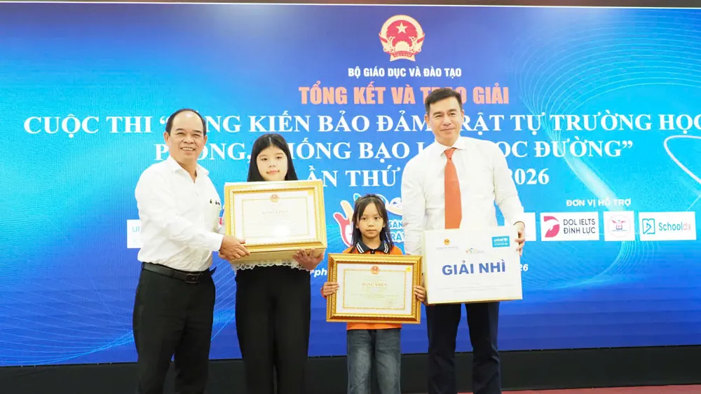 Trao giải cho các thí sinh đạt giải nhất và giải nhì của cuộc thi