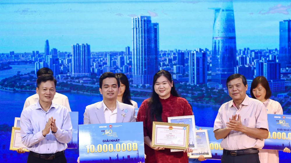Phó Trưởng Ban Tuyên giáo và Dân vận Thành ủy TPHCM Tăng Hữu Phong trao giải cho các tác giả đạt giải nhất tại cuộc thi