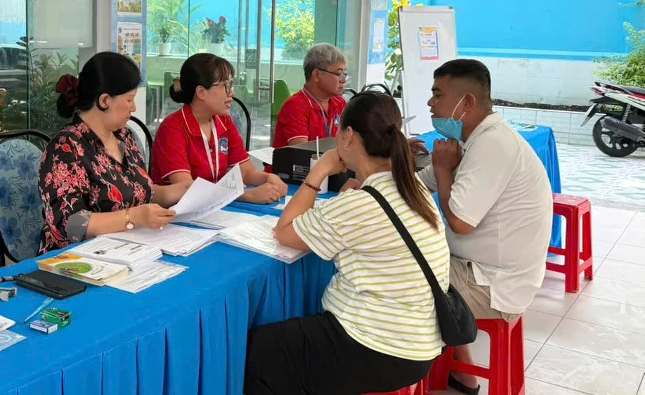 Phụ huynh nộp hồ sơ nhập học tại Trường Tiểu học Trần Khánh Dư (phường Tân Định) ngày 14-7