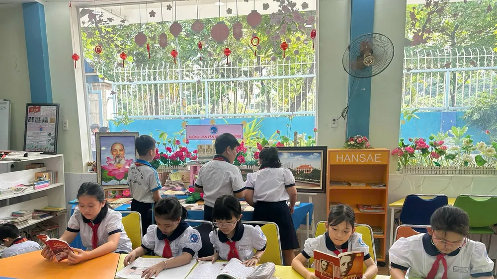 Học sinh Trường Tiểu học Trần Khánh Dư (phường Tân Định) đọc sách tại thư viện nhà trường