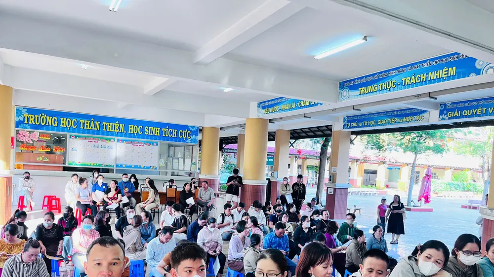 Phụ huynh được tư vấn kỹ lưỡng trước khi nộp hồ sơ xét tuyển bổ sung vào lớp 10 Trường THPT Đào Sơn Tây (phường Linh Xuân) trong sáng 22-7