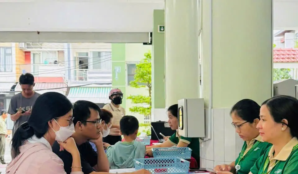 Phụ huynh được hướng dẫn nộp hồ sơ nhập học vào lớp 1 Trường Trường Tiểu học Hiệp Tân (phường Phú Thạnh). Ảnh minh họa.