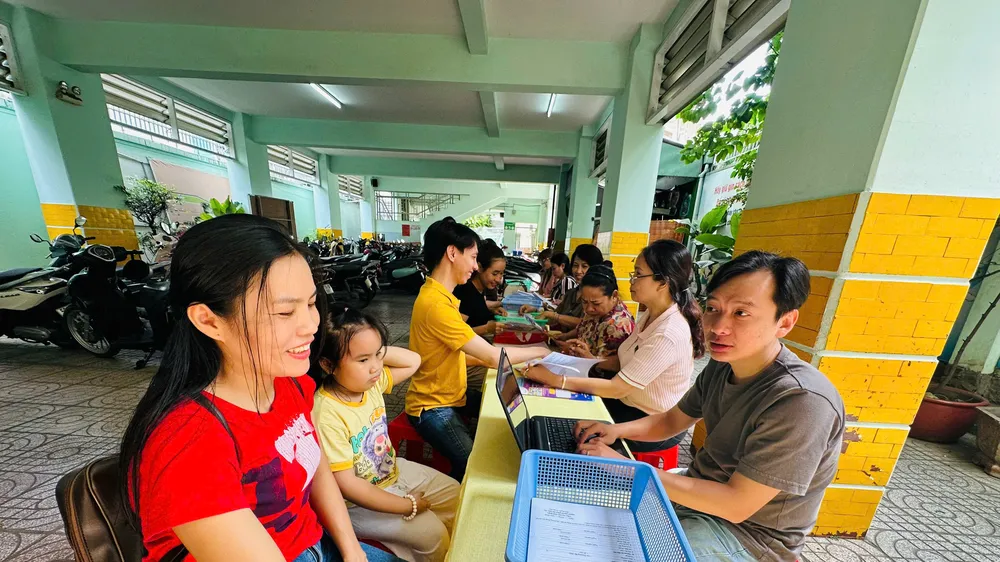 Phụ huynh nộp hồ sơ nhập học vào lớp 1 năm học 2026-2027 tại Trường Tiểu học Kim Đồng (phường Gò Vấp). Ảnh minh họa.