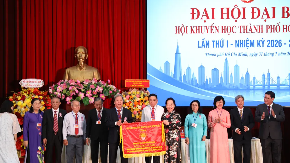 Hội Khuyến học Việt Nam tặng cờ thi đua cho Hội Khuyến học TPHCM do có thành tích xuất sắc trong phong trào thi đua khuyến học, khuyến tài, xây dựng xã hội học tập