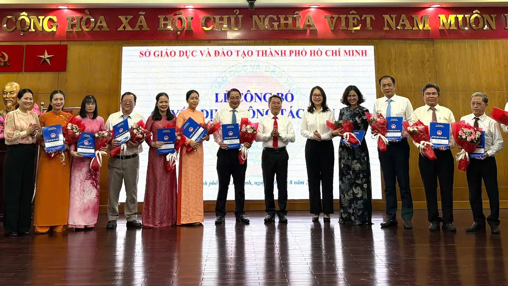 Sở GD-ĐT TPHCM trao các quyết định điều động và bổ nhiệm hiệu trưởng trường học