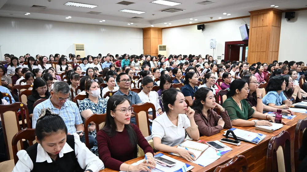 Cán bộ quản lý, giáo viên các trường học nghe chia sẻ từ chuyên gia đến từ Hội đồng khảo thí, Đại học Cambridge (Vương quốc Anh)