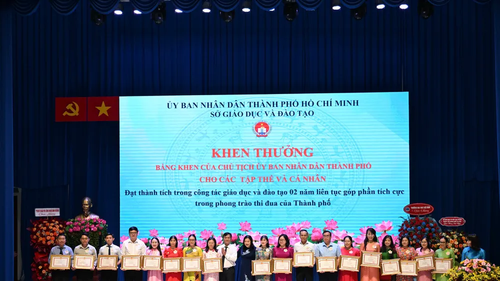 Tập thể và cá nhân đạt thành tích xuất sắc nhận bằng khen của Chủ tịch UBND TPHCM