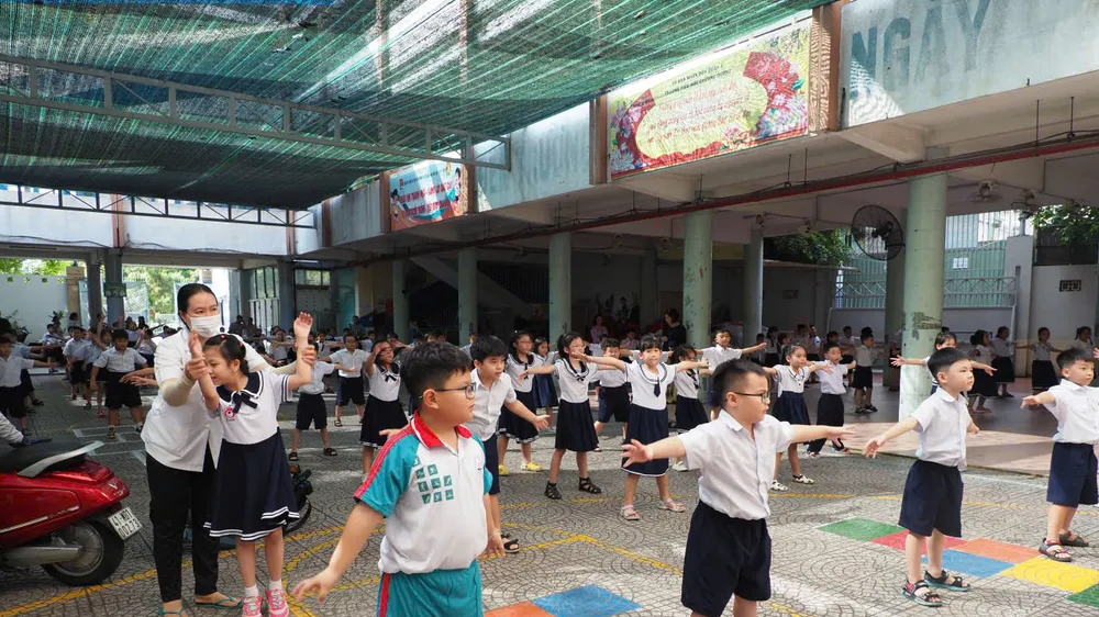 Học sinh Trường Tiểu học Chương Dương (phường Cầu Ông Lãnh, TPHCM) tập thể dục vào giờ chơi. Ảnh minh họa.