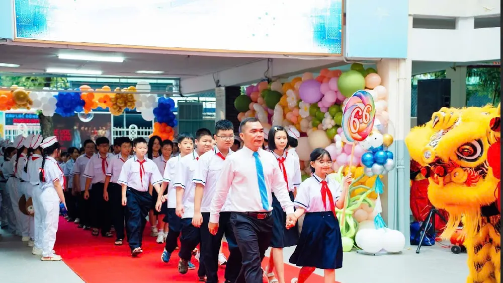 Học sinh Trường THCS Nguyễn Du (phường Bến Thành, TPHCM) dự lễ khai giảng năm học 2025-2026