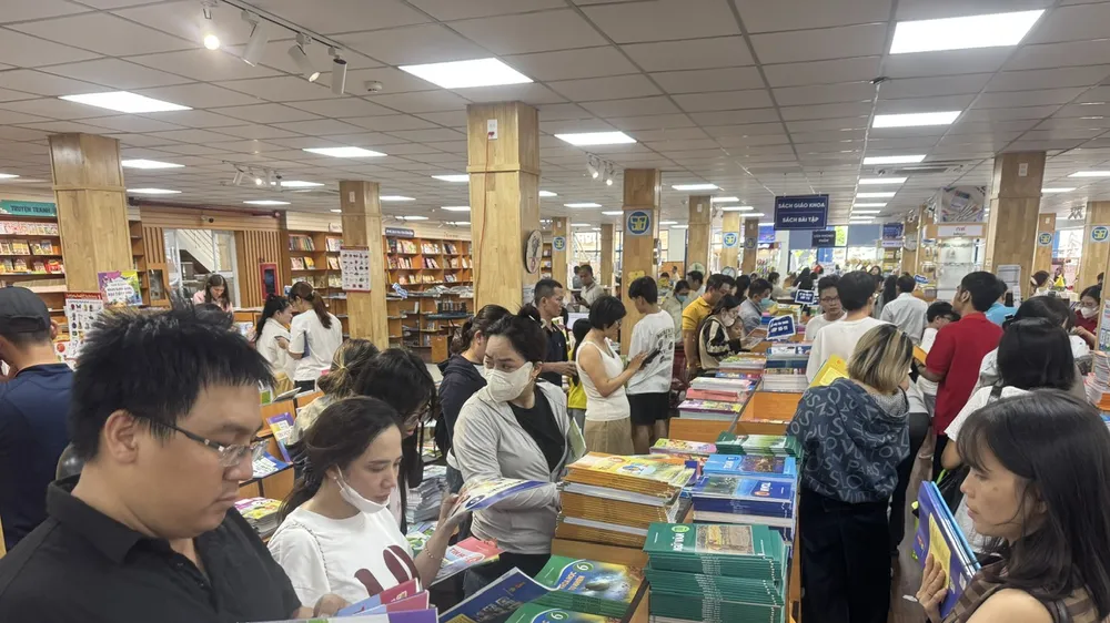 Phụ huynh đổ xô tìm mua sách giáo khoa cho con tại TPHCM 
