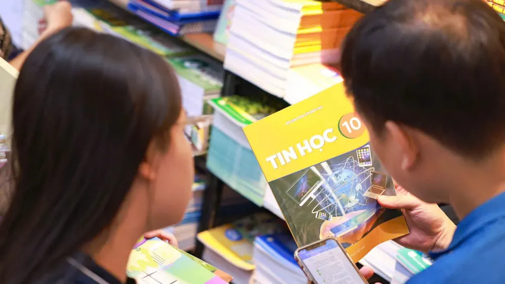 Phụ huynh và học sinh vất vả tìm mua SGK. Ảnh: Thanh Tùng