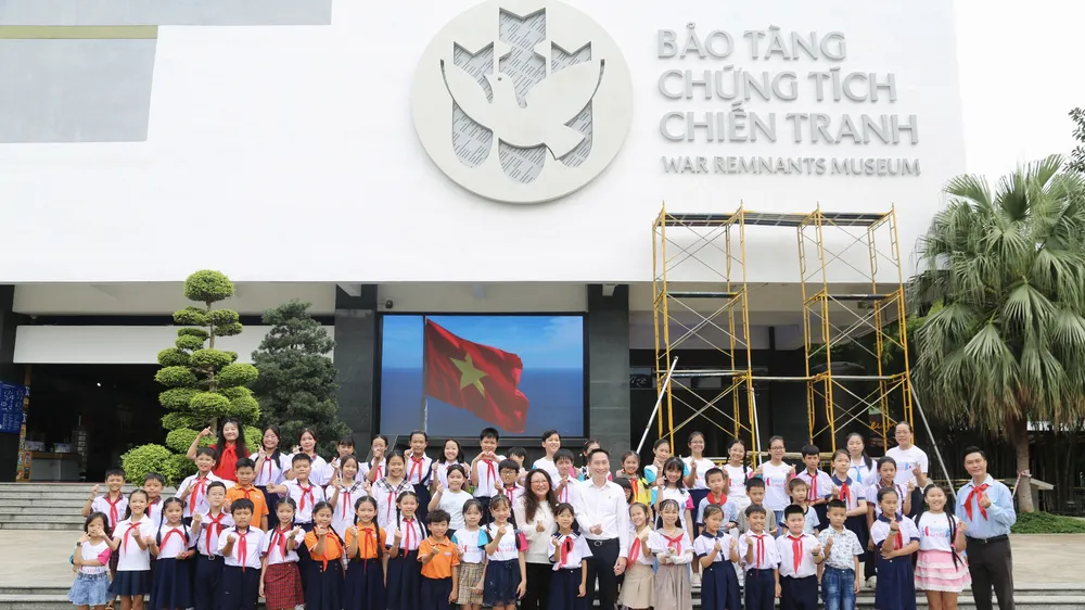 Chuyến tham quan, học tập của hơn 60 thành viên Câu lạc bộ "Ngòi bút nhỏ xinh". Ảnh: HOÀNG VY.
