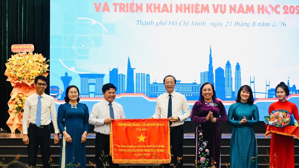 Văn phòng Sở GD-ĐT TPHCM nhận Cờ thi đua của Chính phủ.