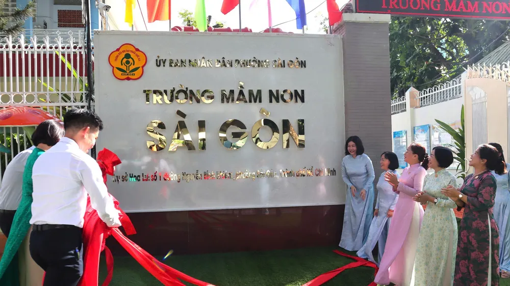 UBND phường Sài Gòn khánh thành bảng tên Trường Mầm non Sài Gòn - đơn vị thành lập trên cơ sở sáp nhập Mầm non Hoa Lư và Mầm non Lê Thị Riêng (phường Sài Gòn)
