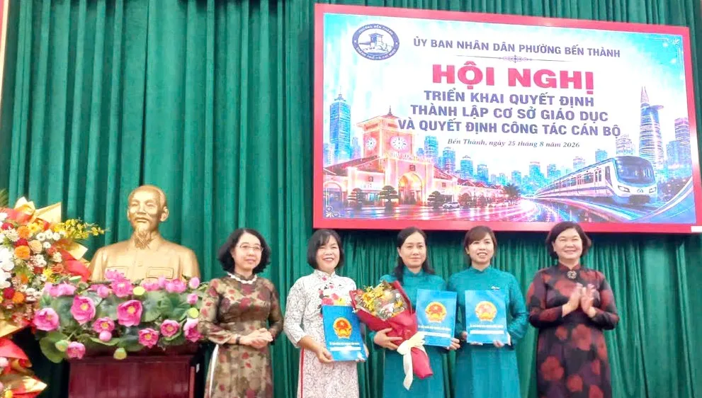 Hội nghị triển khai quyết định thành lập cơ sở giáo dục và quyết định công tác cán bộ do UBND phường Bến Thành (TPHCM) tổ chức sáng 25-8 