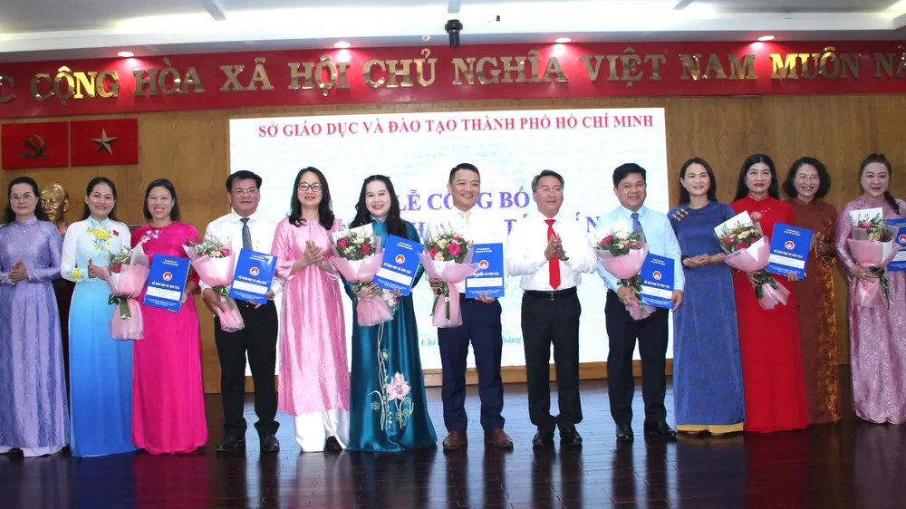 Sở GD-ĐT TPHCM trao các quyết định điều động, bổ nhiệm viên chức quản lý đối với các phòng, ban trực thuộc Sở GD-ĐT và hiệu trưởng các đơn vị trường học