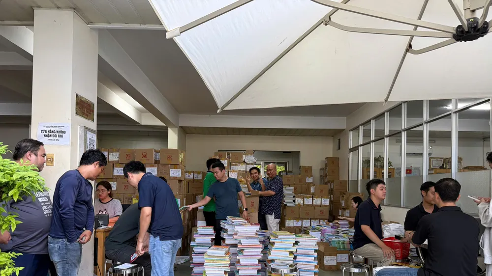 Phụ huynh mua SGK vào chiều 28-8 tại trụ sở Nhà xuất bản Giáo dục Việt Nam (phường Chợ Quán, TPHCM)