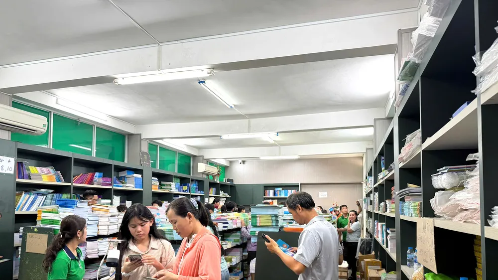 Phụ huynh mua SGK cho con tại trụ sở NXBGDVN tại TPHCM vào sáng 31-8