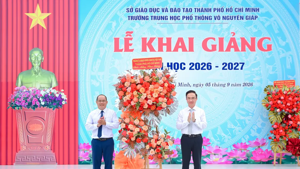 Đồng chí Đặng Minh Thông, Phó Bí thư Thành ủy TPHCM tặng hoa chúc mừng Trường THPT Võ Nguyên Giáp