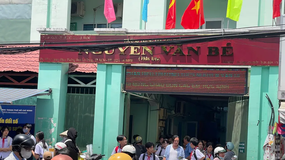 Phụ huynh chờ đón con tại phân hiệu Trường THCS Nguyễn Văn Bé (phường Bình Lợi Trung, TPHCM) vào trưa 7-9