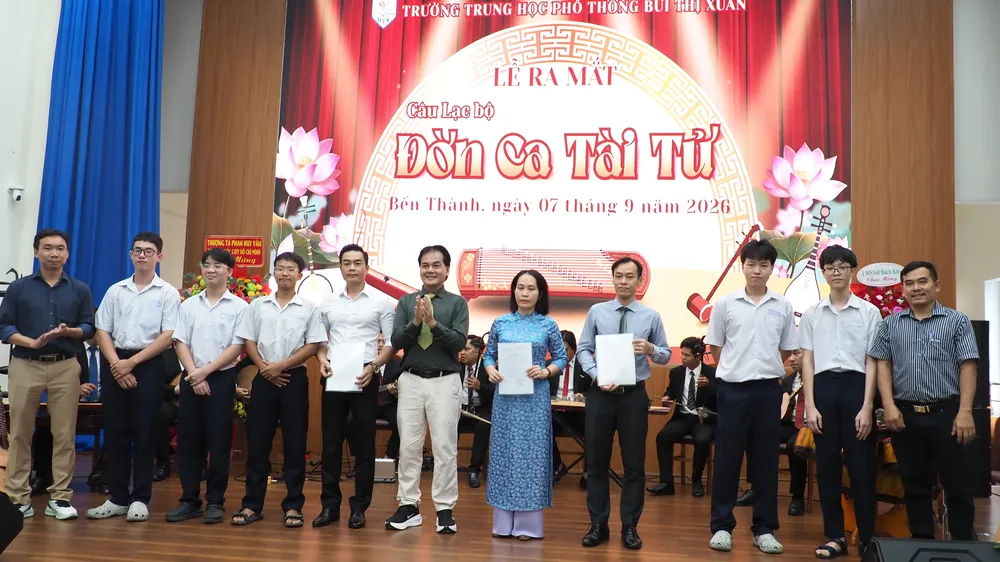 Ban chủ nhiêm Câu lạc bộ Đờn ca tài tử, Trường THPT Bùi Thị Xuân, ra mắt giáo viên và học sinh toàn trường