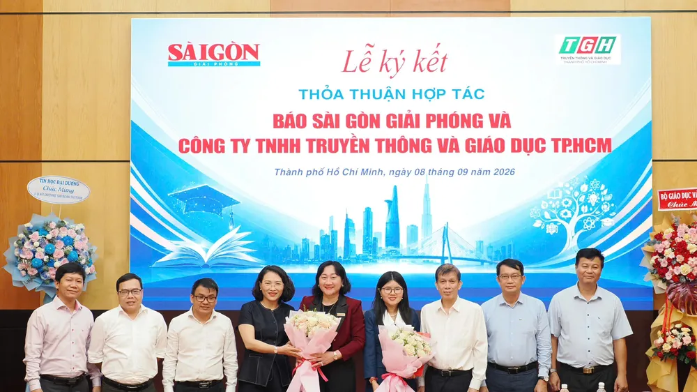 Đại diện Báo Sài Gòn Giải Phóng và Công ty TNHH Truyền thông và Giáo dục TPHCM cùng các đại biểu tại lễ ký kết thỏa thuận hợp tác, ngày 8-9. Ảnh: HOÀNG HÙNG