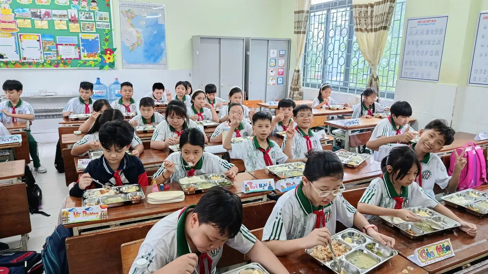 Bữa trưa bán trú của học sinh Trường Tiểu học Hiệp Tân (phường Phú Thạnh) trong tuần học đầu tiên của năm học mới