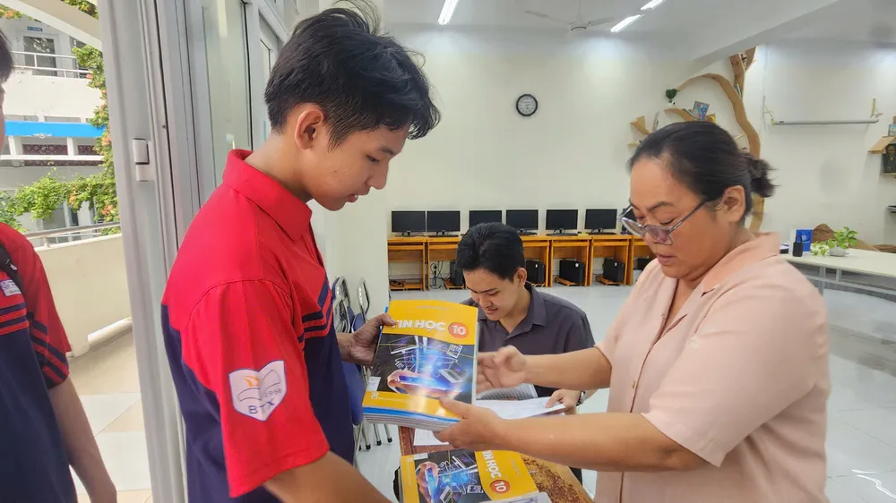 Trường THPT Bùi Thị Xuân (phường Bến Thành) cho học sinh mượn SGK. Ảnh: THU TÂM.