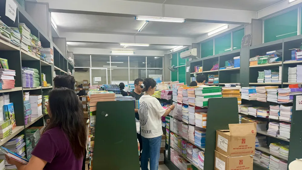 Phụ huynh mua SGK cho con tại trụ sở NXBGDVN tại TPHCM vào sáng 10-9 