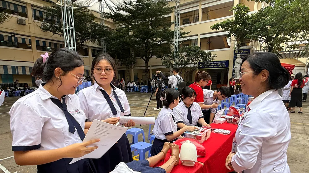 Học sinh Trường THPT Võ Thị Sáu (phường Gia Định, TPHCM) tìm hiểu về nhóm ngành khoa học sức khỏe